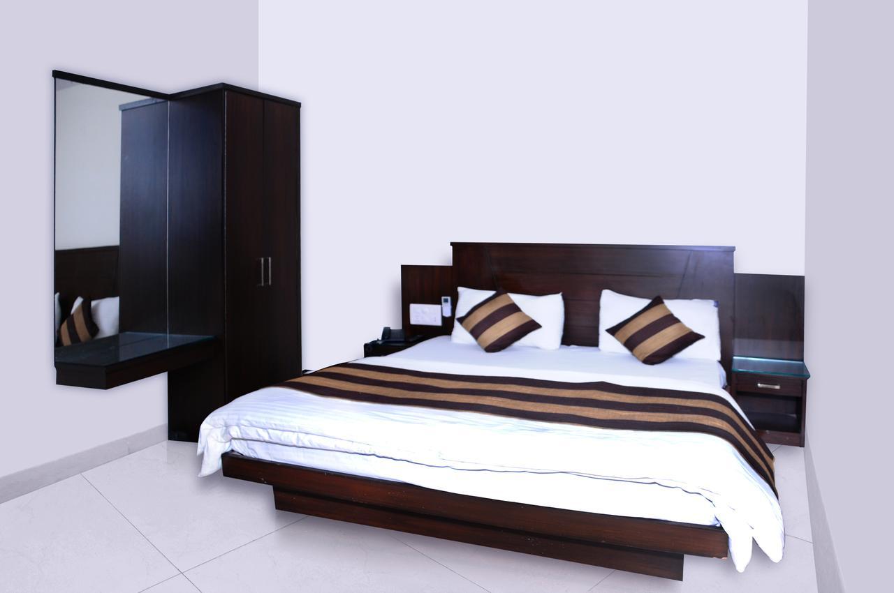 Hotel Usa New Delhi Extérieur photo